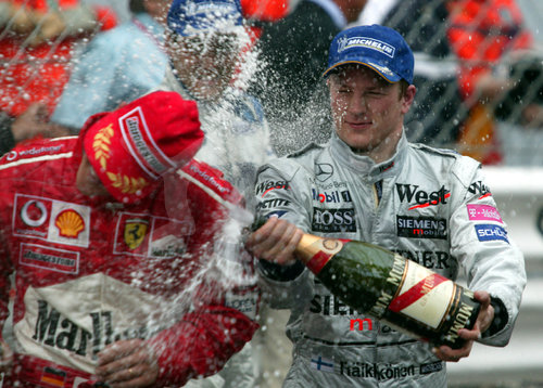 Kimi Raikkonen (Zweiter) bespritzt Michael Schumacher