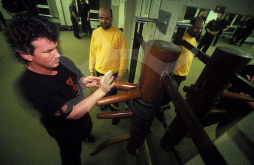 Kampfsport: Wing Tsun Kung Fu Training an einer Holzpuppe