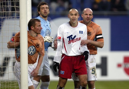 Claus Reitmaier (Torwart Wolfsburg), Naohiro Takahara (mitte), Stefan Schnoor (re)