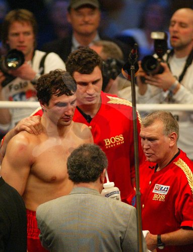 EnttS<caron>uschung: vlnr.: Klaus-Peter Kohl, Wladimir Klitschko und Trainer Fritz Sdunek