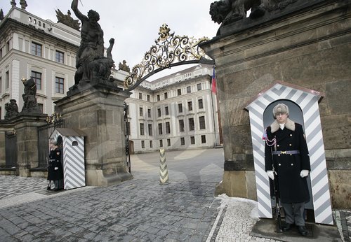 Staedtefeature Prag:  Prager Burg (Hradschin), Wachen vor dem Ehrenhof der Prager Burg