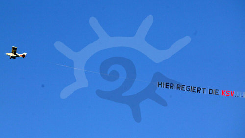 Fussball: Regionalliga Nord, Saison 2005/2006, VfB Luebeck - KSV Holstein Kiel, Flugzeug ueber dem Stadion mit einem Spruchband, HIER REGIERT DER KSV (Kiel)